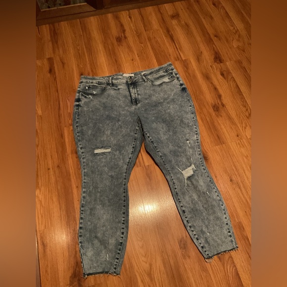 Judy Blue Acid Wash Distressed Skinny Fit Jeans Women’s Size 22W STRETCHY - Picture 1 of 2